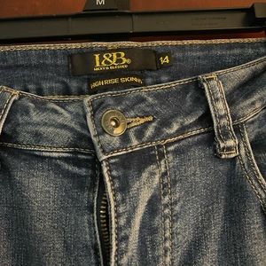 Women’s frayed stretch jeans